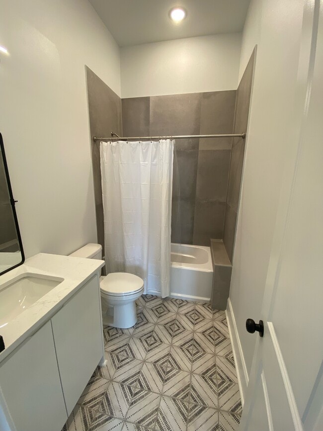 Full bathroom upstairs - 740 Desire St