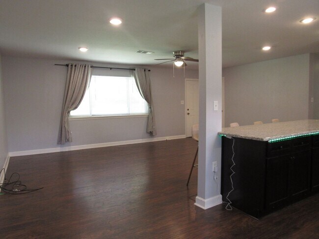 Building Photo - Contact Peggy 501 676 1758