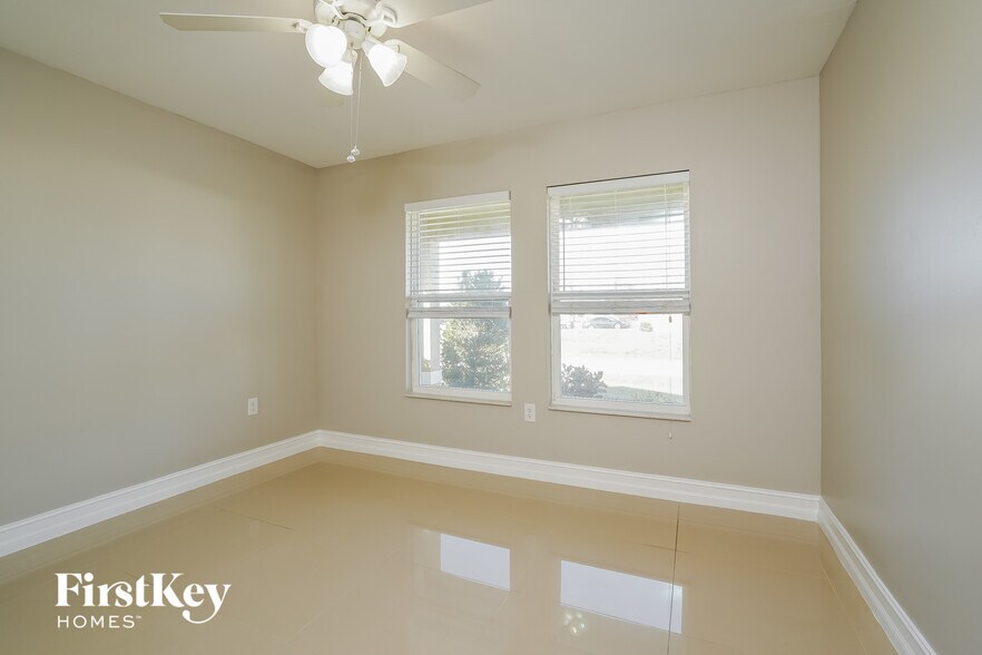 Building Photo - 601 NW 17th Ave