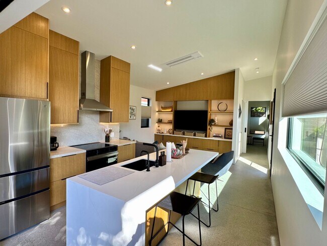 Building Photo - 1910 Raymond Ln