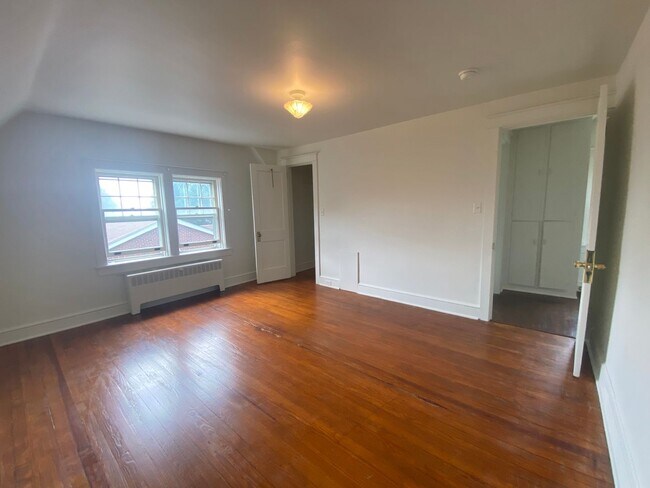 Building Photo - Amazing Cap Cod with 2 BR/ 1.5 BA and Bonu...
