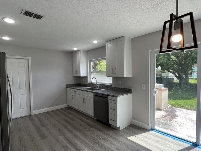 Building Photo - 1313 Summer Breeze Rd