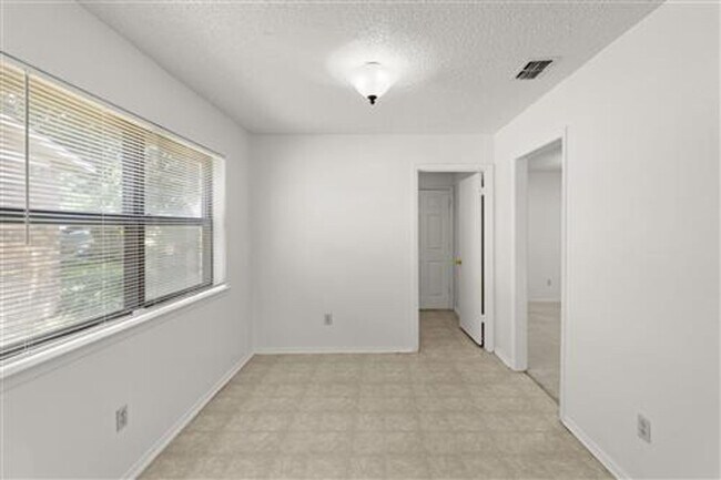 Building Photo - 2205 Foxcroft Ln