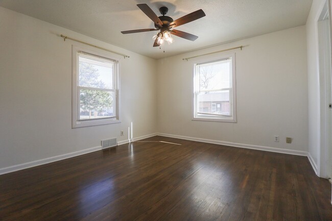 Building Photo - Updated 3 Bed / 1.5 Bath in Tulsa!