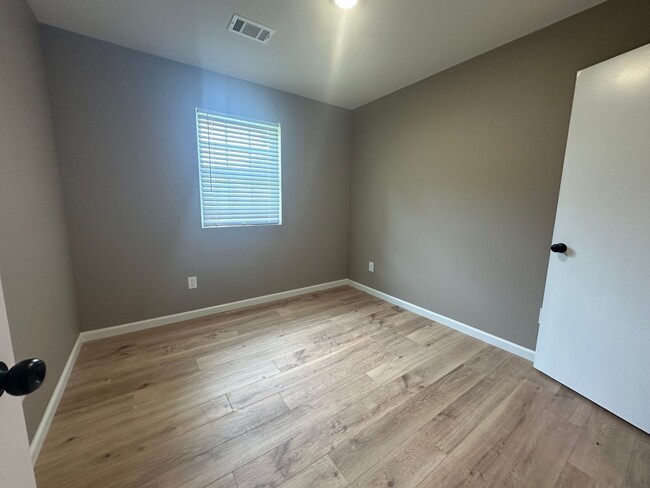 Building Photo - Newly remodoled!