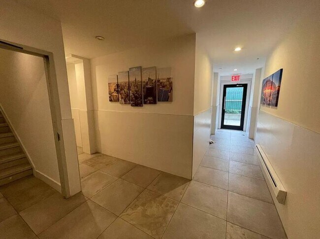 Building Photo - 3 bedroom in JAMAICA NY 11432
