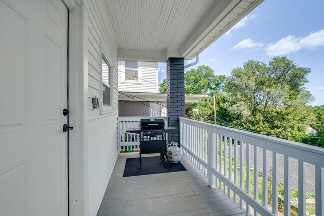 Building Photo - 2633 Broadway Ave