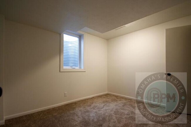 Building Photo - Spacious 4-bedroom, 3-bath home in Omaha