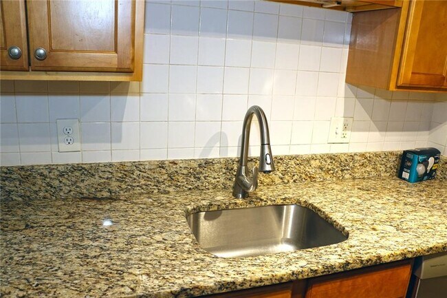 Building Photo - 50 Carnation St