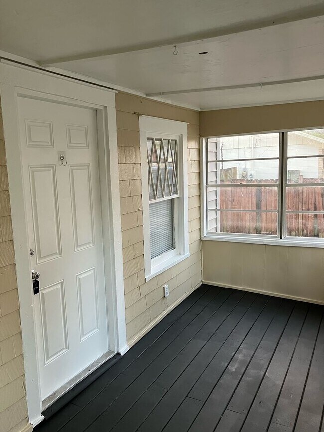 Building Photo - 3 bed 1 bath single family home