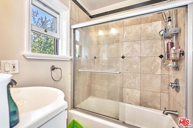 Building Photo - 1076 West Blvd