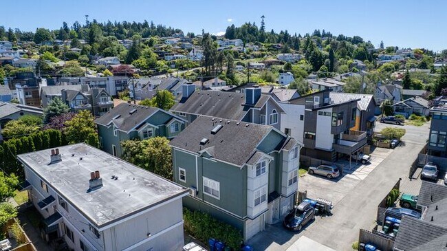 Building Photo - Charming AIR CONDITIONED Alki Townhome