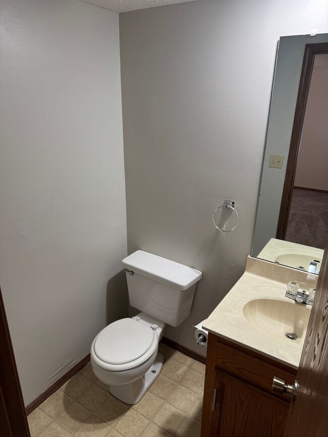 Building Photo - Charming 2 Bedroom Duplex!