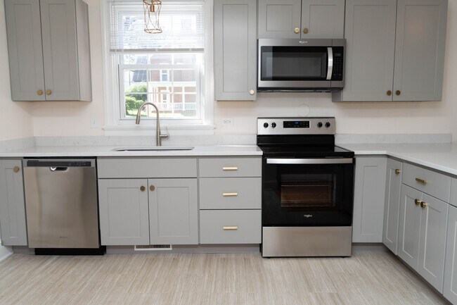 Building Photo - 3 Bedroom Home Located Near UVA