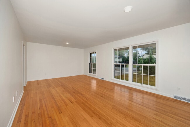 Building Photo - 2105 Shannonhouse Rd SW