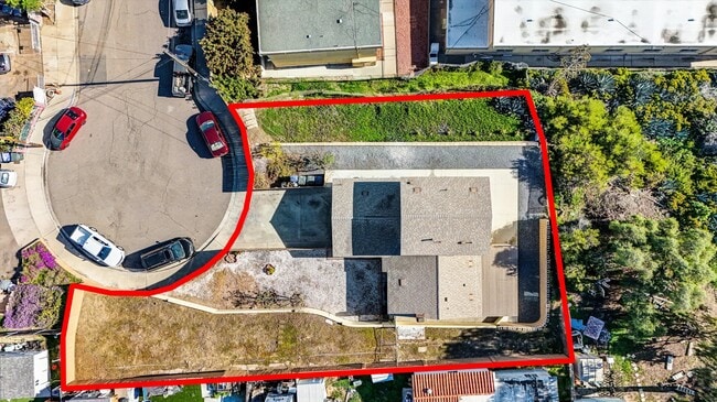 Building Photo - 2040 E 5th St