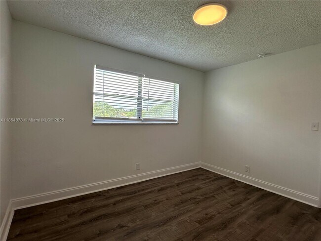 Building Photo - 5661 SW 36th Ct