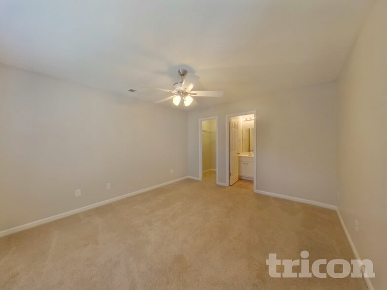 Building Photo - 226 Blazer Dr