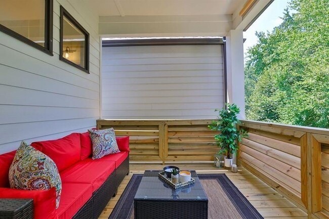 Building Photo - 144 Village Green Ave