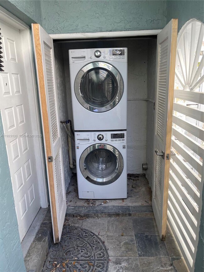 Building Photo - 515 NE 38th St