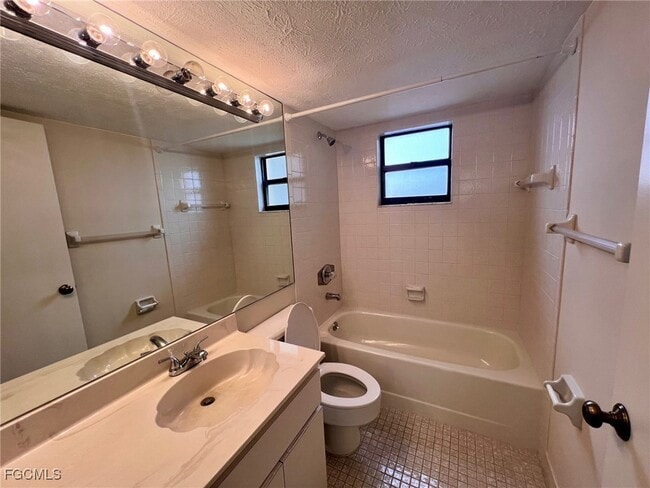 Building Photo - 4015 SE 20th Pl