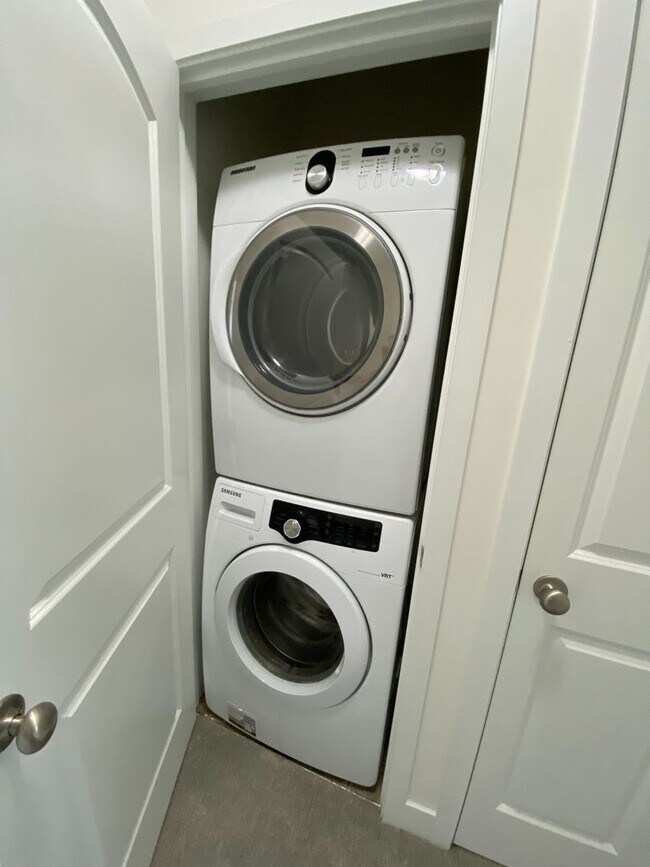 Building Photo - Room in 3 Bedroom Townhome at Seigle Point Dr