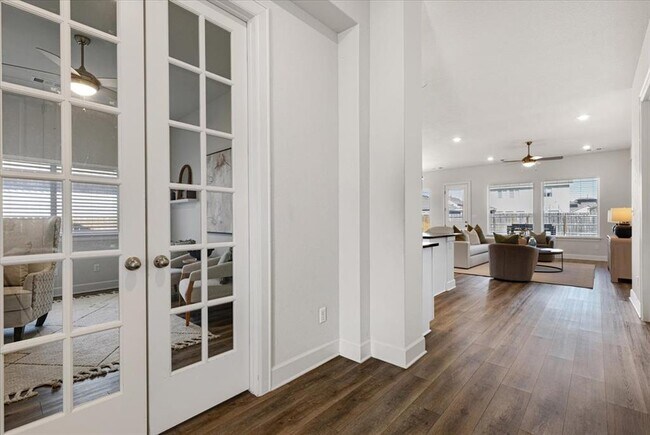 Building Photo - 908 Knowles Dr