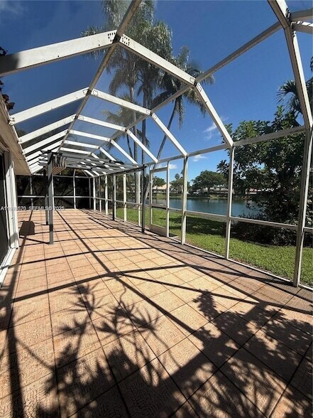 Building Photo - 665 SE 25th Ln