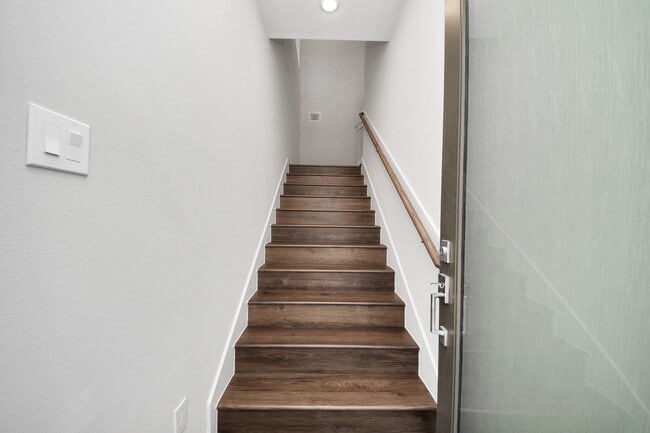 Building Photo - 608 Thornton Rd