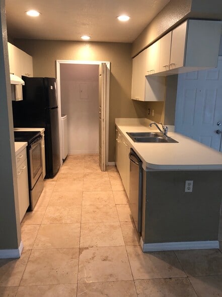 Building Photo - 2550 N Alafaya Trl