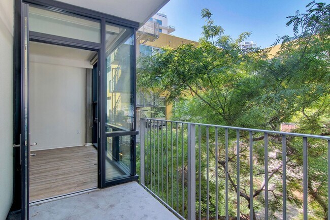 Building Photo - Modern Downtown 1 Bedroom with balcony at ...