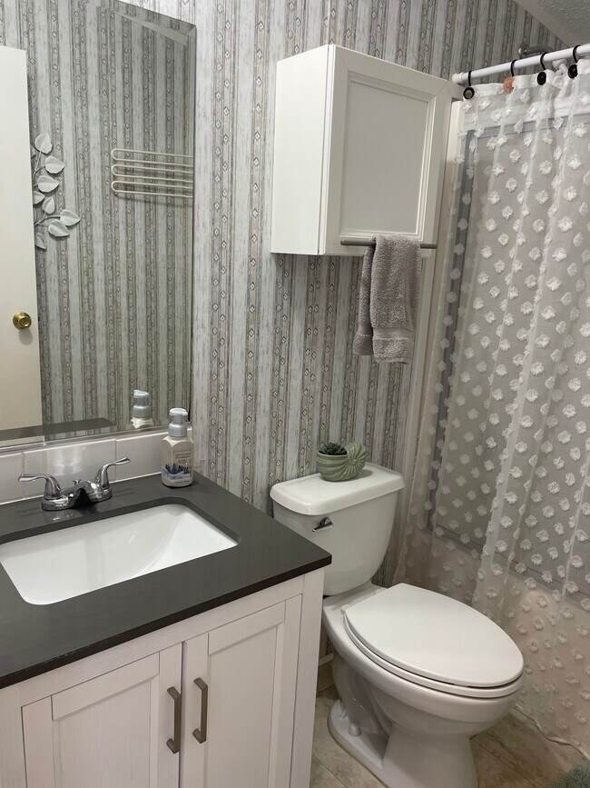 Building Photo - 16300 Pine Ridge Rd