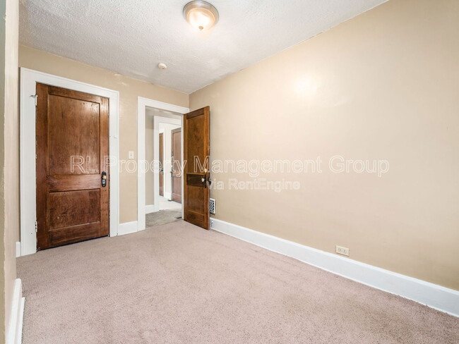 Building Photo - 730 Siebert St