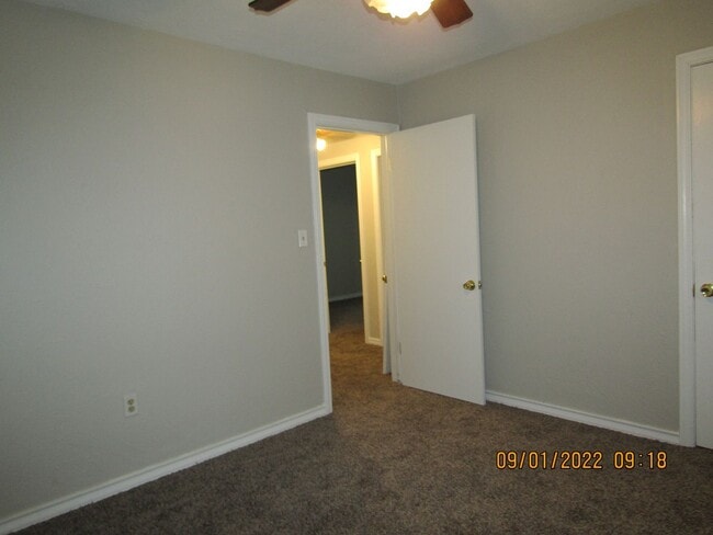 Building Photo - Very nice spacious home located in the Tom...