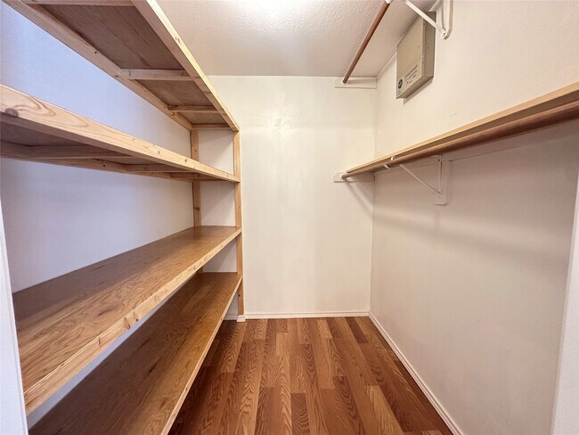 Building Photo - 8223 Golf Green Cir