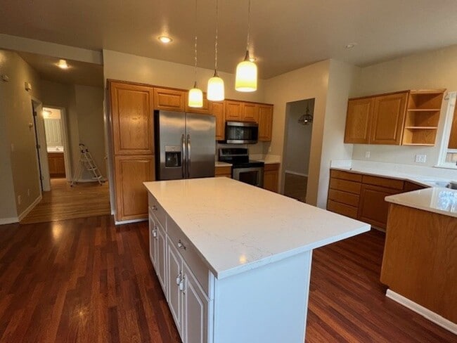 Building Photo - Beautiful 5bd 3ba home on corner lot, Edge...