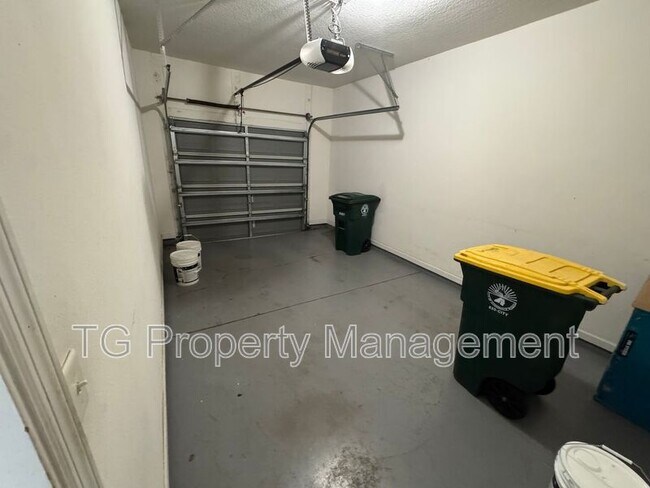 Building Photo - 5760 Sandstone Way