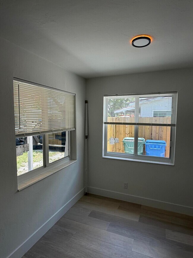 Building Photo - 411B NE 57th Ct