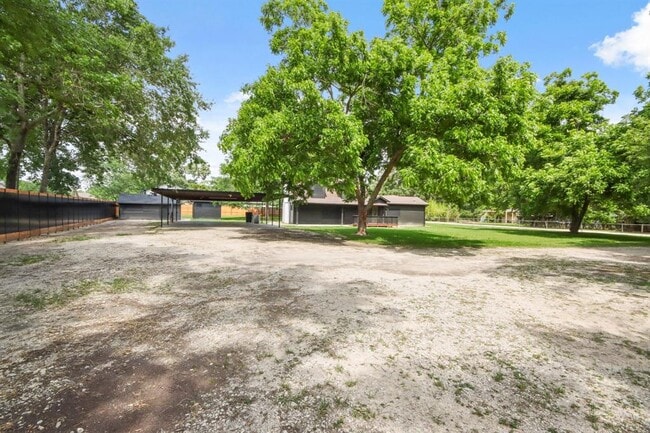 Building Photo - 222 Camp Lillie Rd