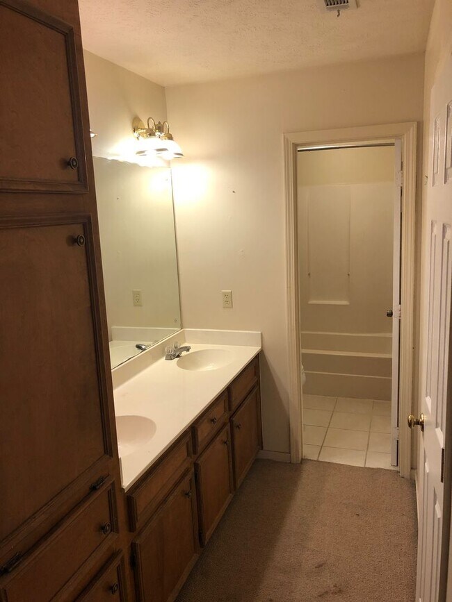 Building Photo - 524 Brentwood Dr