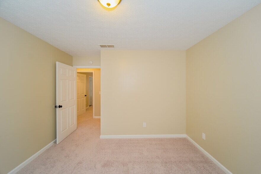 Building Photo - 215 Mountain Ln