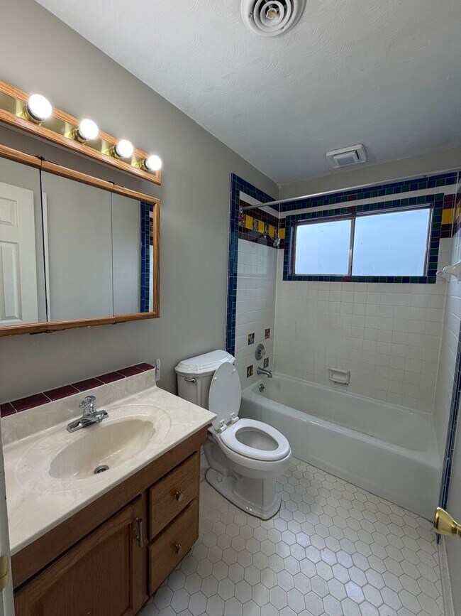 Building Photo - Gorgeous & Spacious Home Now Available