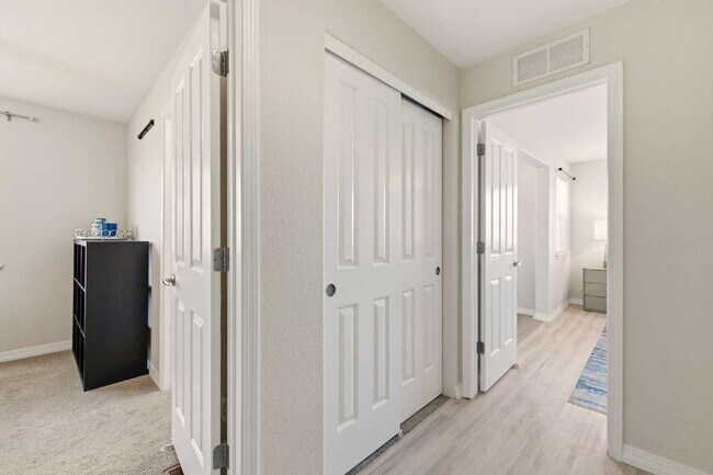 Building Photo - "Spacious 3-Bedroom Haven with 2.5 Baths in Aurora – 1,860 Sq Ft of Comfort and Style!"