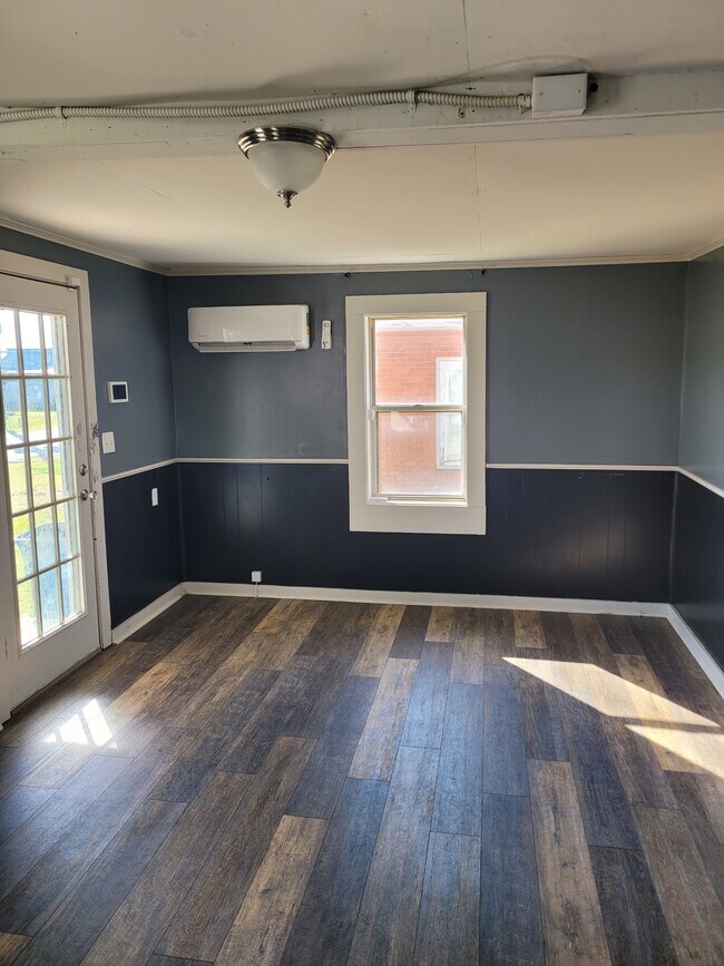 Building Photo - 109 N Suire St