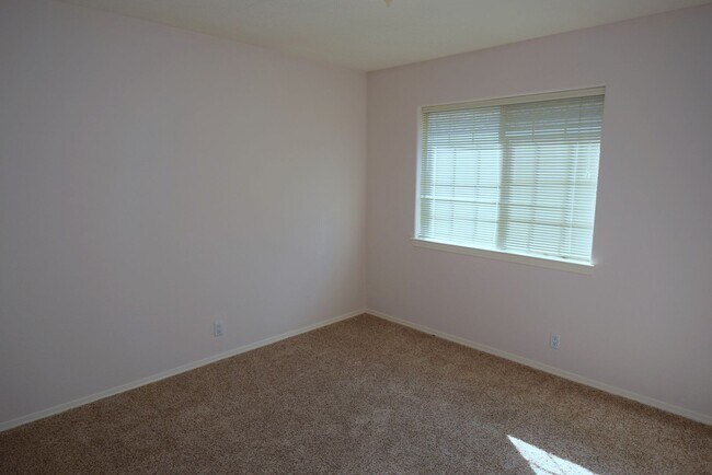 Building Photo - 3 Bedroom, 2 bath, 2 living areas, La Cueva area