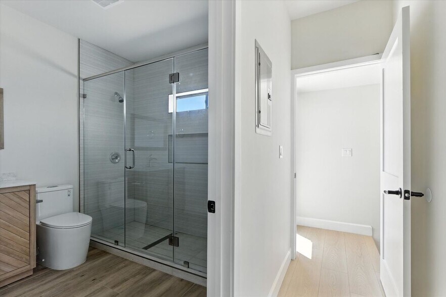 Building Photo - 1172 N Wilton Pl