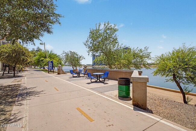 Building Photo - 945 E Playa Del Norte Dr