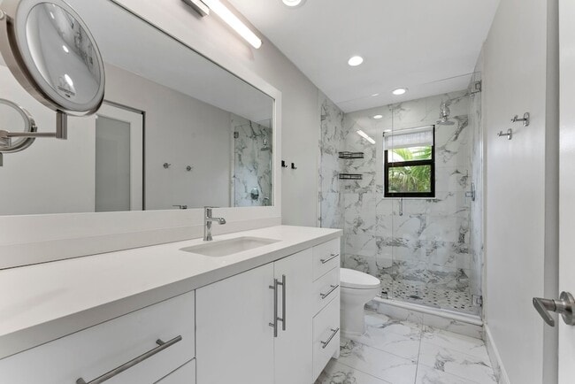 Building Photo - 1121 Bel Air Dr