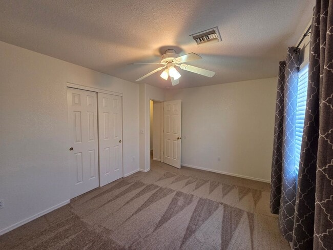 Building Photo - 3 Bed/2 bath home located in desirable Holiday Shores, Bullhead City AZ.
