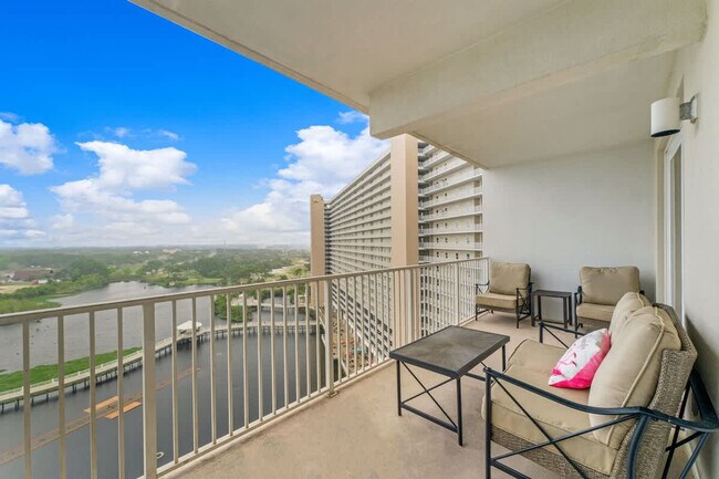 Building Photo - 9902 S Thomas Dr